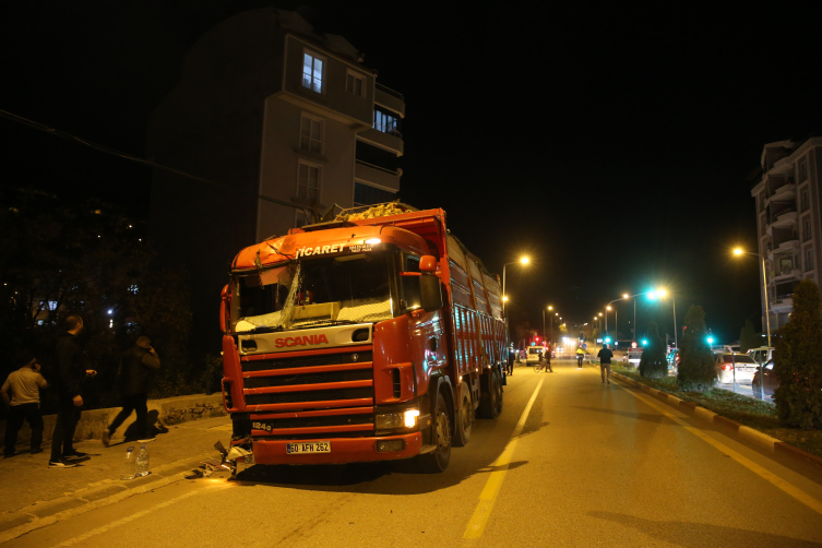 Freni patlayan kamyonun sürücüsü lastikleri kaldırıma sürtüp patlatarak durabildi