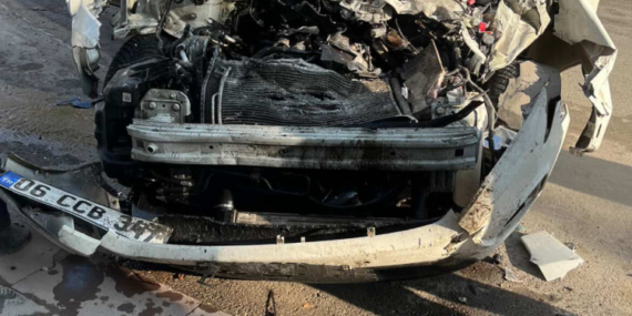 Freni tutmayan kamyon park halindeki 4 aracı biçti