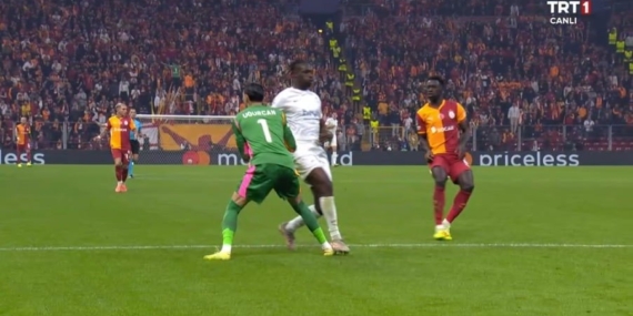 Galatasaray, David’in kırmızı kart görmemesine tepki gösterdi!