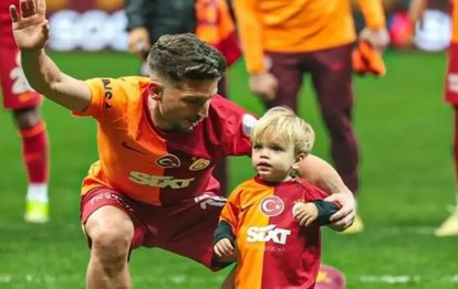 Galatasaray-Trabzonspor maçı için İstanbul’a gelen Dries Mertens’in oğlundan maç yolunda üçlü!