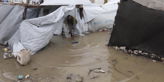 Gazzede üç gündür etkili olan yağışlar, onlarca çadırı su altında bıraktı