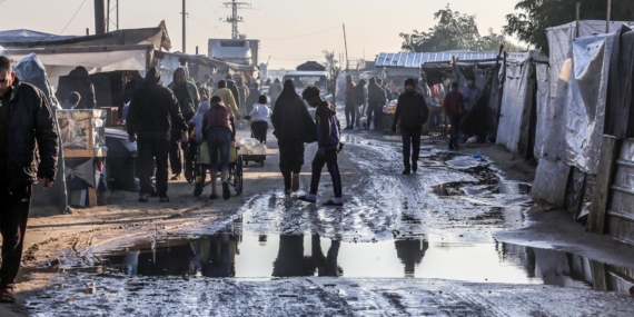 Gazze’de yoğun yağış nedeniyle katil İsrail saldırılarında evleri yıkılanların kaldığı çadırları su bastı