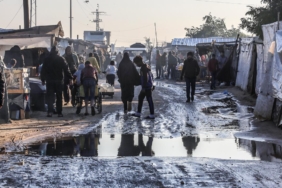 Gazze'deki hükümet: Gazzelilerin acısı eskimiş çadırlarının sular altında kalması üzerine daha da kötüleşti