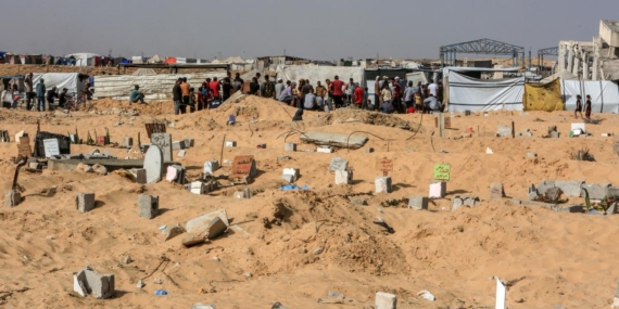 Gazze’deki mezarlıklarda, yerlerinden edilen Filistinliler ölülerle yan yana yaşıyor