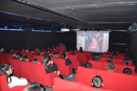 Gezen Sinema Tırı Demirci'de çocuklarla buluştu