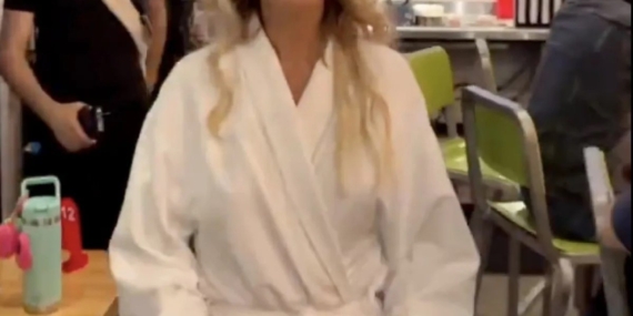 Gülben Ergen, ABD’de bornozla hamburgerciye gitti