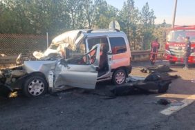 Hafif ticari araç kamyona çarptı: 3 ölü, 3 yaralı