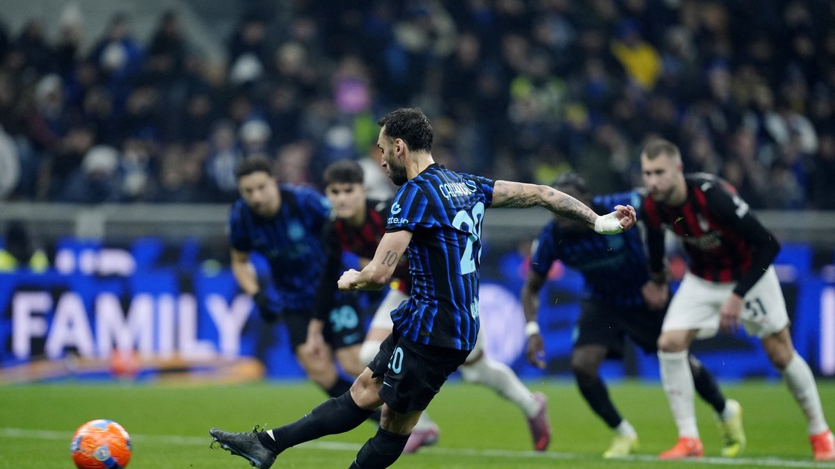 Hakan penaltıyı kaçırdı Milan derbide Inter'i yıktı!
