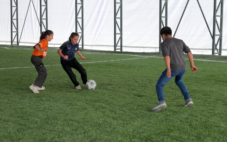 Hakkarili "sarı fırtına" lakaplı Gül Yıldız istedi, mezraya halı saha yapıldı