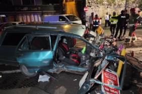 Hatalı sollama sonucu meydana gelen kazada araç hurdaya döndü