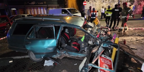 Hatalı sollama sonucu meydana gelen kazada araç hurdaya döndü