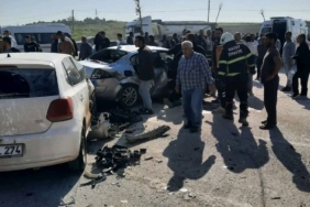 Hatay'da üç otomobil çarpıştı: Yaralılar var