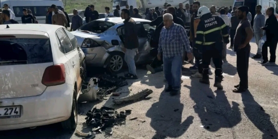 Hatay’da üç otomobil çarpıştı: Yaralılar var