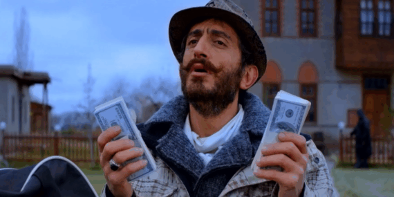 İcralık olup evden atılan ünlü oyuncunun son hali ortaya çıktı: Elinde kartonlarla…