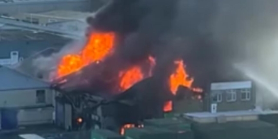 İngilterede depo yangını