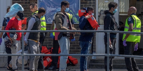 İngiltere’de göçmenlere şiddet: Ters kelepçeyle saatlerce beklettiler