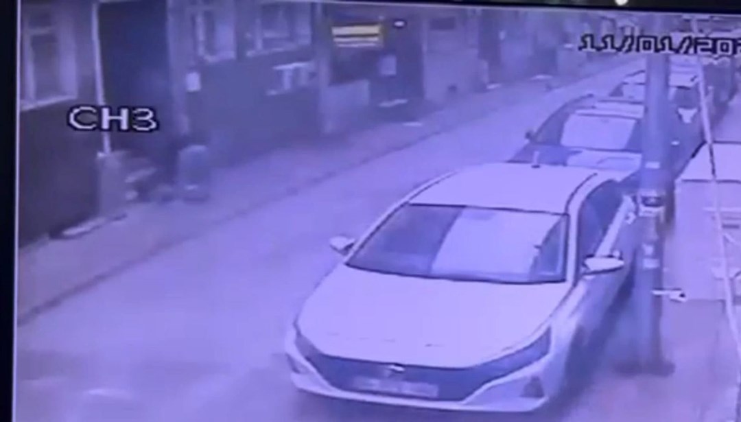 "İnsanlık ölmüş" dedirten görüntüler: Bayılan epilepsi hastasının telefonunu çaldı