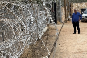 İsrailli saldırganları uzak tutmak için dikenli telle çevrilen Filistin köyü gönüllü hapishaneye dönüştü