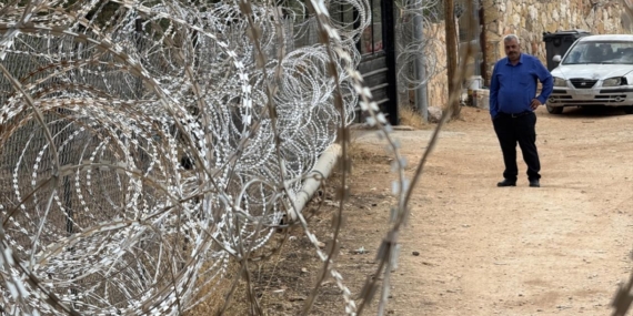 İsrailli saldırganları uzak tutmak için dikenli telle çevrilen Filistin köyü gönüllü hapishaneye dönüştü