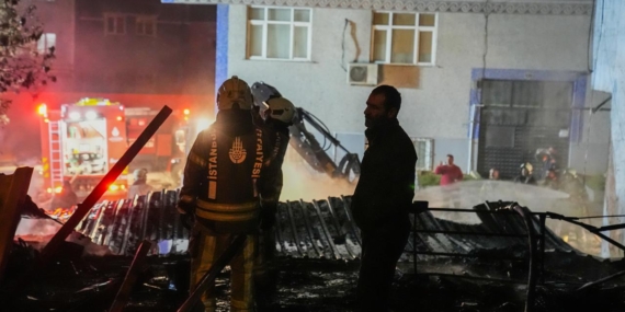 İstanbul’da kağıt ve plastik hurda deposunda yangın