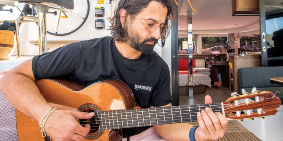 İstanbul’u terk edip Göcek’e yerleşen Koray Avcı tezgâhta karpuz satıyor