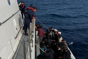 İzmir açıklarında 64 düzensiz göçmen kurtarıldı