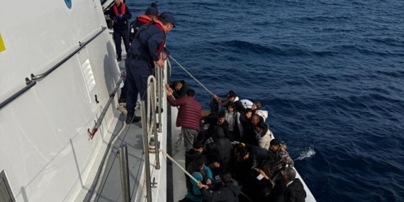 İzmir açıklarında 64 düzensiz göçmen kurtarıldı