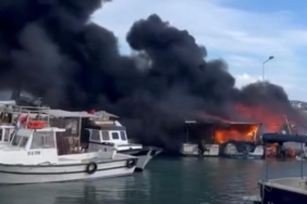 İzmir'de barınaktaki tekneler alevlere teslim oldu