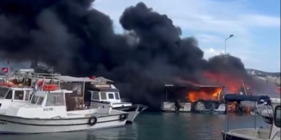 İzmir’de barınaktaki tekneler alevlere teslim oldu