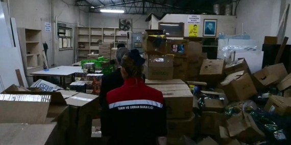 İzmirde büyük gıda operasyonu: 30 ton tarihi geçmiş gıda ele geçirildi