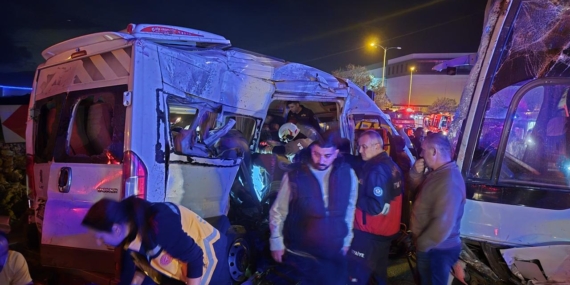 İzmir’de iki işçi servisinin çarpıştığı kazada 13 kişi yaralandı