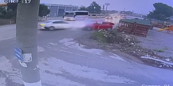 İzmir’de iki otomobil çarpıştı: 2 ölü, 4 yaralı