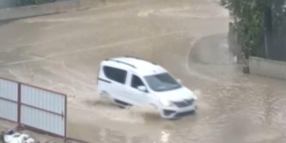 İzmir’de sağanak etkili oldu: Yolları ve evleri su bastı