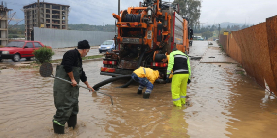 İzmir’de sağanak: Yollar çöktü, ev ve iş yerlerini su bastı