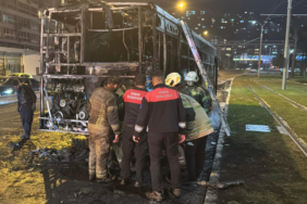 İzmir'de seyir halindeki belediye otobüsü yandı