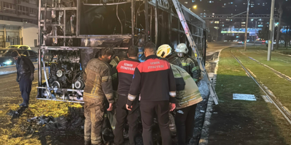 İzmir’de seyir halindeki belediye otobüsü yandı