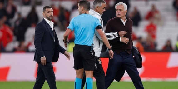 Jose Mourinho puan kaybı sonrası hakemin üstüne yürüdü!