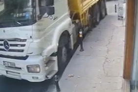 Kamyonun çarptığı duba fırlayarak dükkana girdi