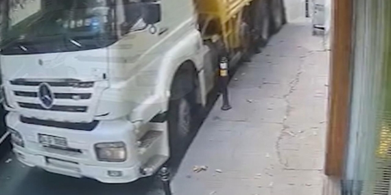Kamyonun çarptığı duba fırlayarak dükkana girdi