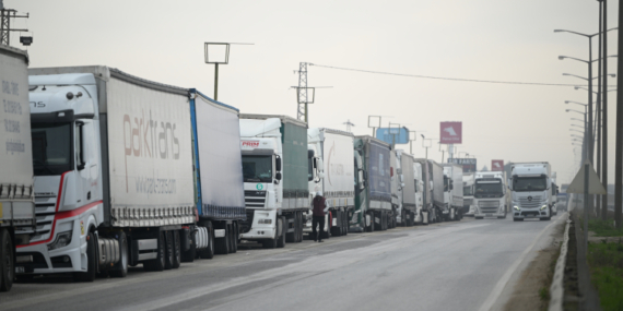 Kapıkule’de çift yönlü 7’şer kilometre tır kuyruğu oluştu