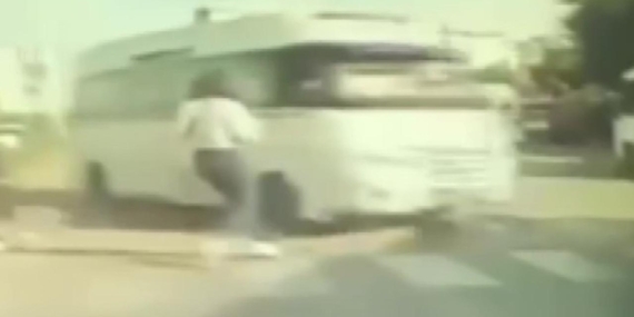Karşı şeride geçen minibüsün altında kalmaktan son anda kurtuldu