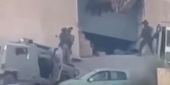 Katil İsrail güçleri ellerini havaya kaldırarak teslim olan 2 Filistinliyi infaz etti