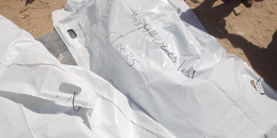 Katil İsrail saldırılarında izini kaybettiği oğlunu iki yıl sonra işkence edilerek öldürülmüş halde buldu