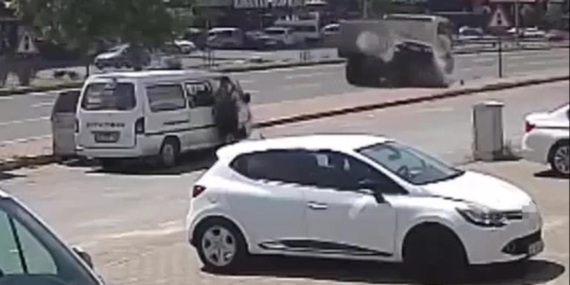 Kayseri’de hızla giden otomobil kamyona çarptı