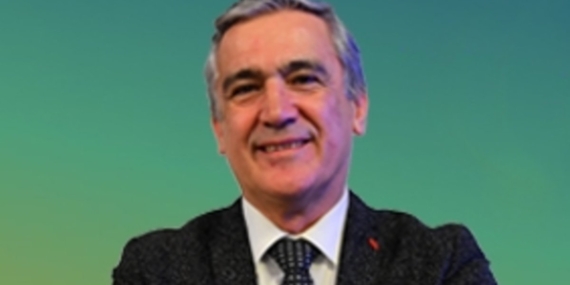 Kendisini kabul ettirdi