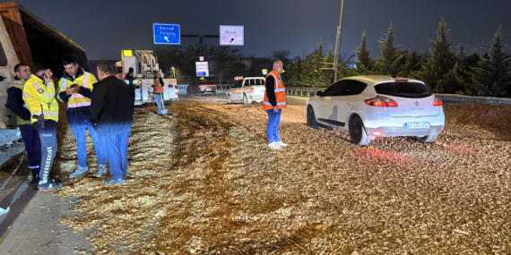Kocaeli’de yonga yüklü tır devrildi