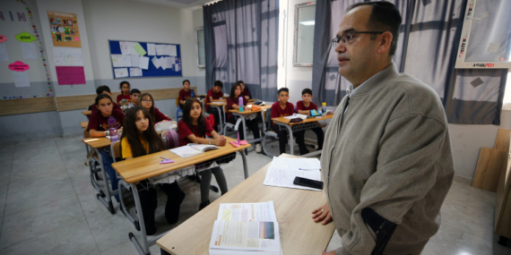 Koltuk değneğiyle hayaline yürüdü: 22 yıllık öğretmenin büyük azmi