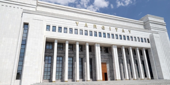 Komşusunun balkonuna halı silkeleyen sanığa 3 ay hapis cezası