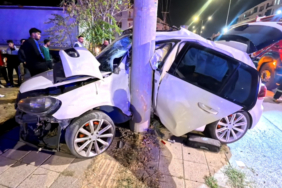 Kontrolden çıkan araç elektrik direğine saplandı