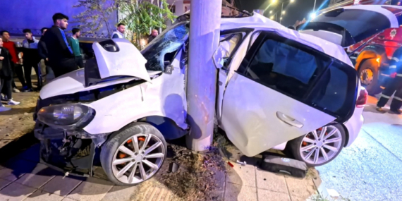 Kontrolden çıkan araç elektrik direğine saplandı